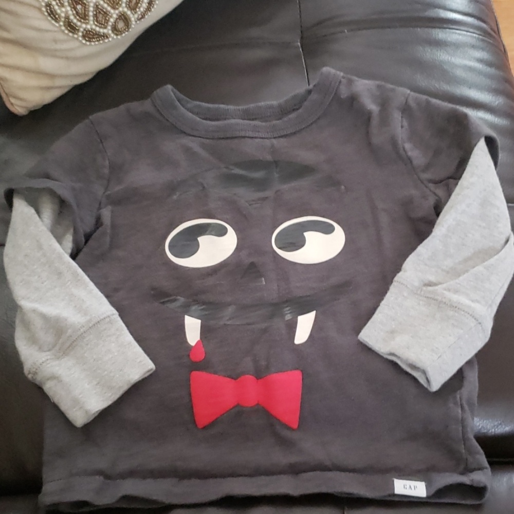 Gap Vampire Shirt  EUC